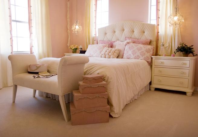 Jasna sypialnia z pikowanym łóżkiem – pomysł na sypialnię jak z bajki