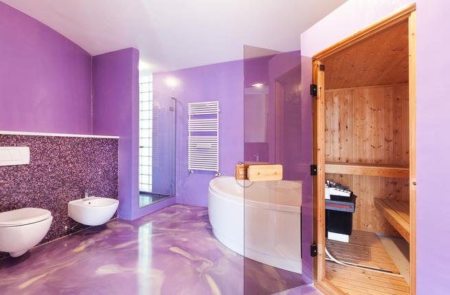 Ekskluzywna fioletowa łazienka z sauną w stylu minimalistycznym 