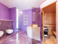 Ekskluzywna fioletowa łazienka z sauną w stylu minimalistycznym