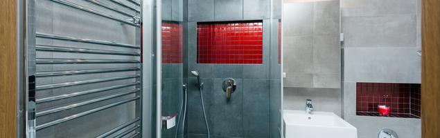 Szara łazienka z czerwonym akcentem – aranżacja nowoczesnej łazienki